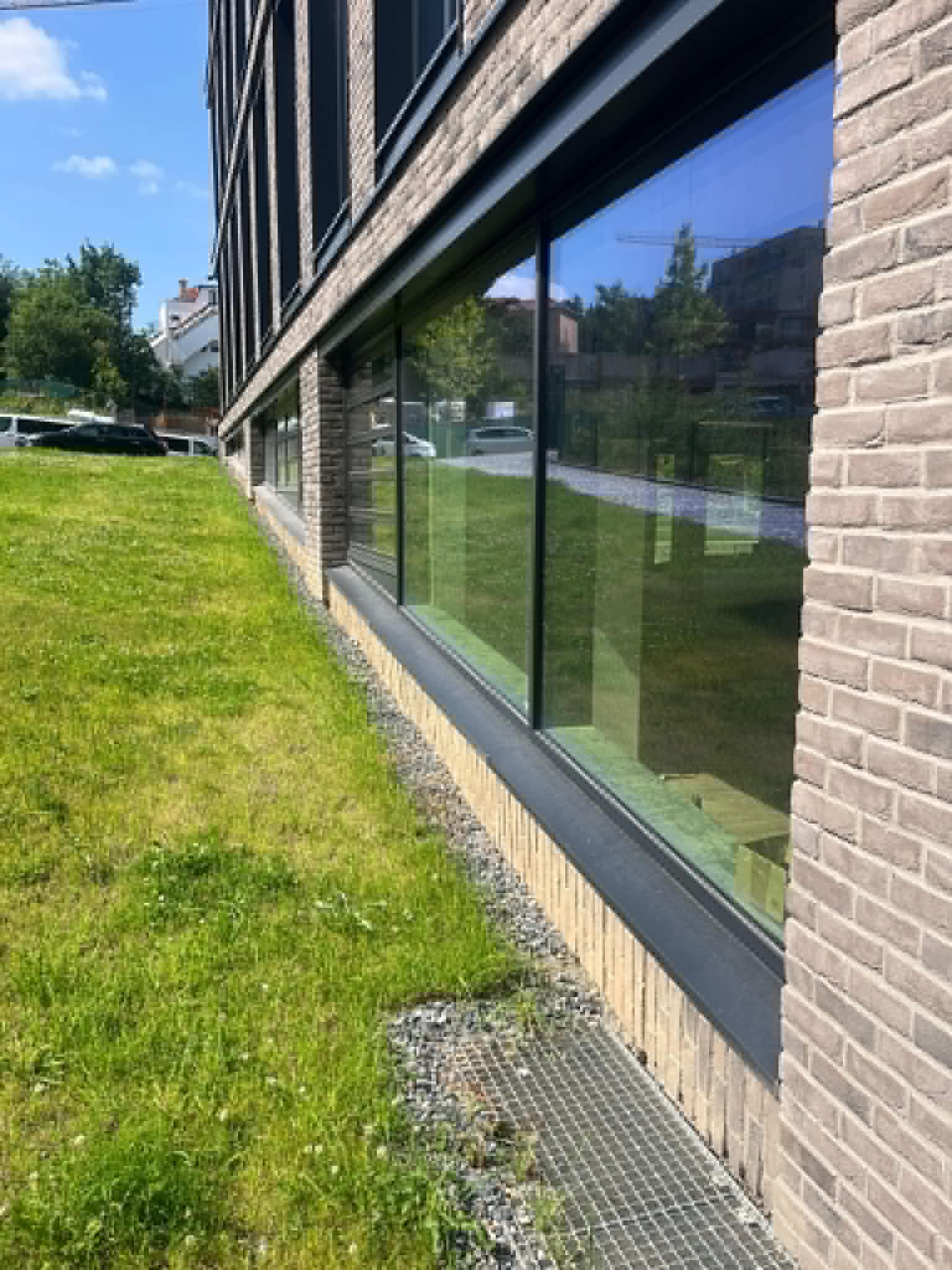 Prosklená fasáda komerční budovy