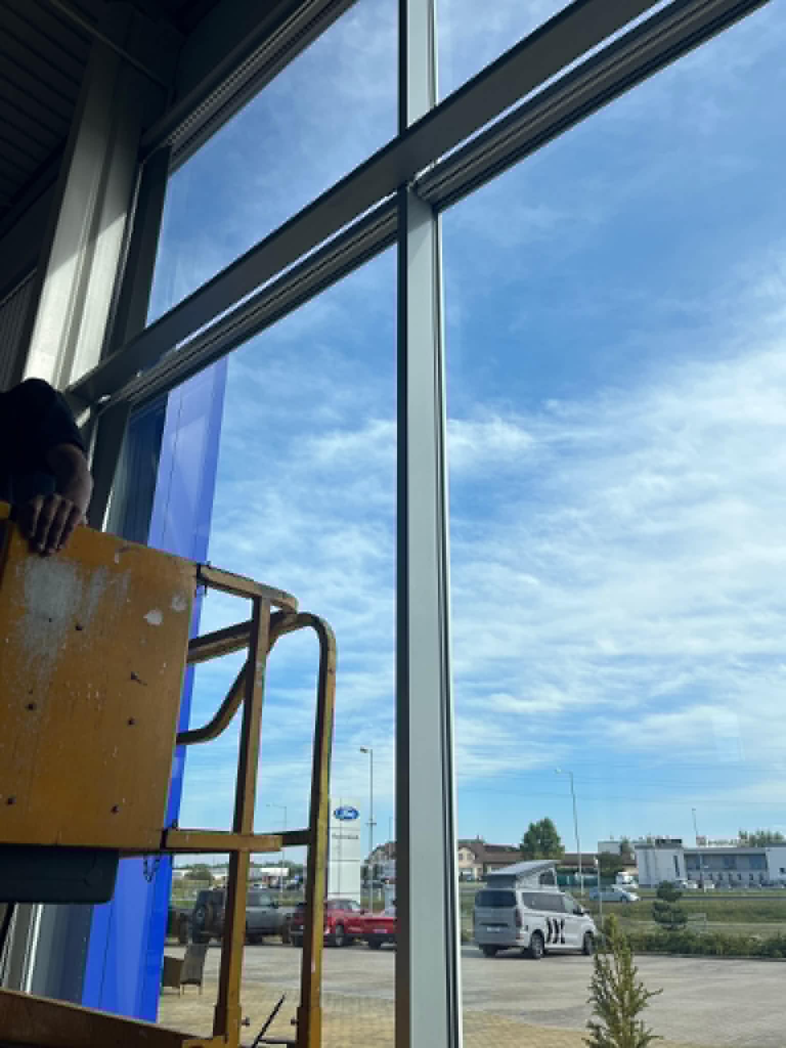 Mytí oken prosklené fasády v autosalonu